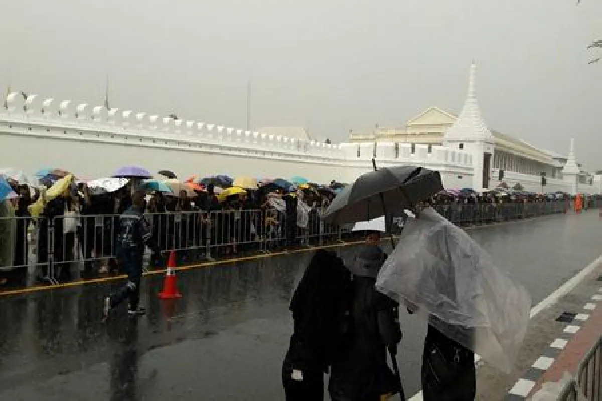 ประชาชนเข้าสักการะพระบรมฉายาลักษณ์ในหลวงร.9เนืองแน่น