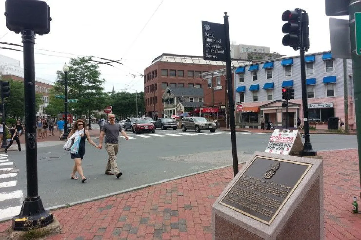 ย้อนรอยสถานที่ประวัติศาสตร์ "จตุรัสภูมิพล" อนุสรณ์รำลึกในหลวงร.9