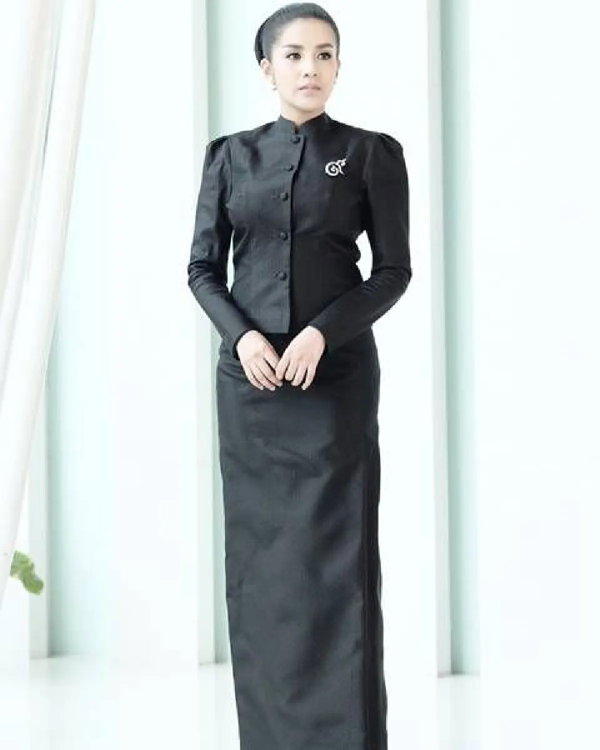 รวมภาพคนบันเทิงในชุดไทยจิตรลดา เพื่อน้อมถวายอาลัย