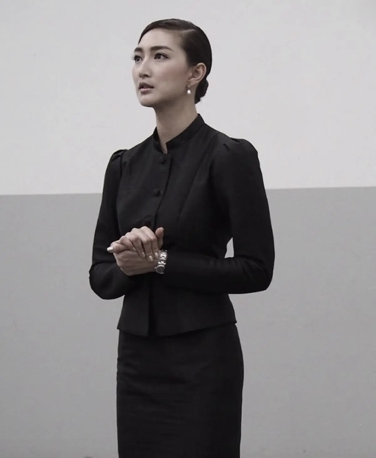 รวมภาพคนบันเทิงในชุดไทยจิตรลดา เพื่อน้อมถวายอาลัย