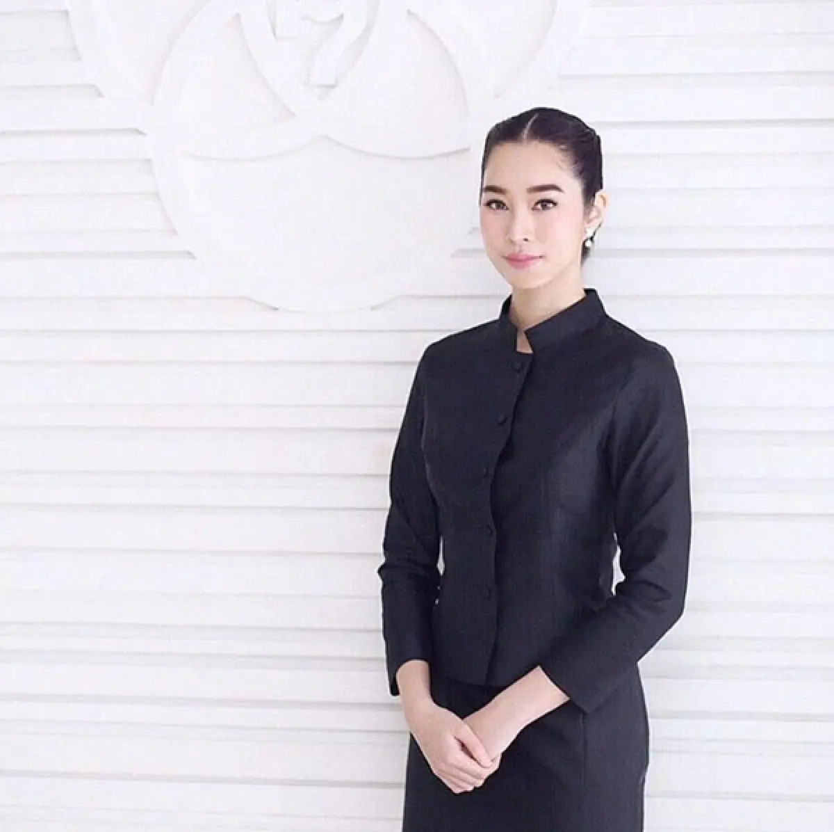 รวมภาพคนบันเทิงในชุดไทยจิตรลดา เพื่อน้อมถวายอาลัย