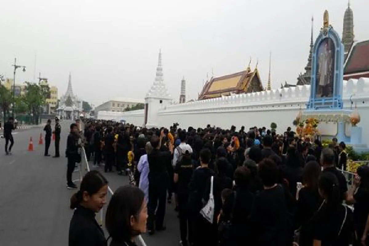 ประชาชนเข้าสักการะพระบรมฉายาลักษณ์ในหลวงร.9เนืองแน่น