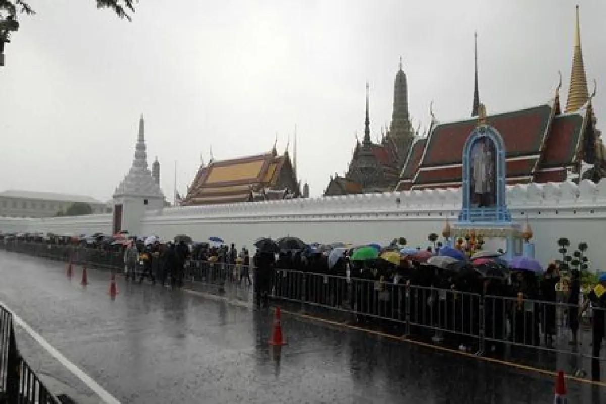 ประชาชนเข้าสักการะพระบรมฉายาลักษณ์ในหลวงร.9เนืองแน่น