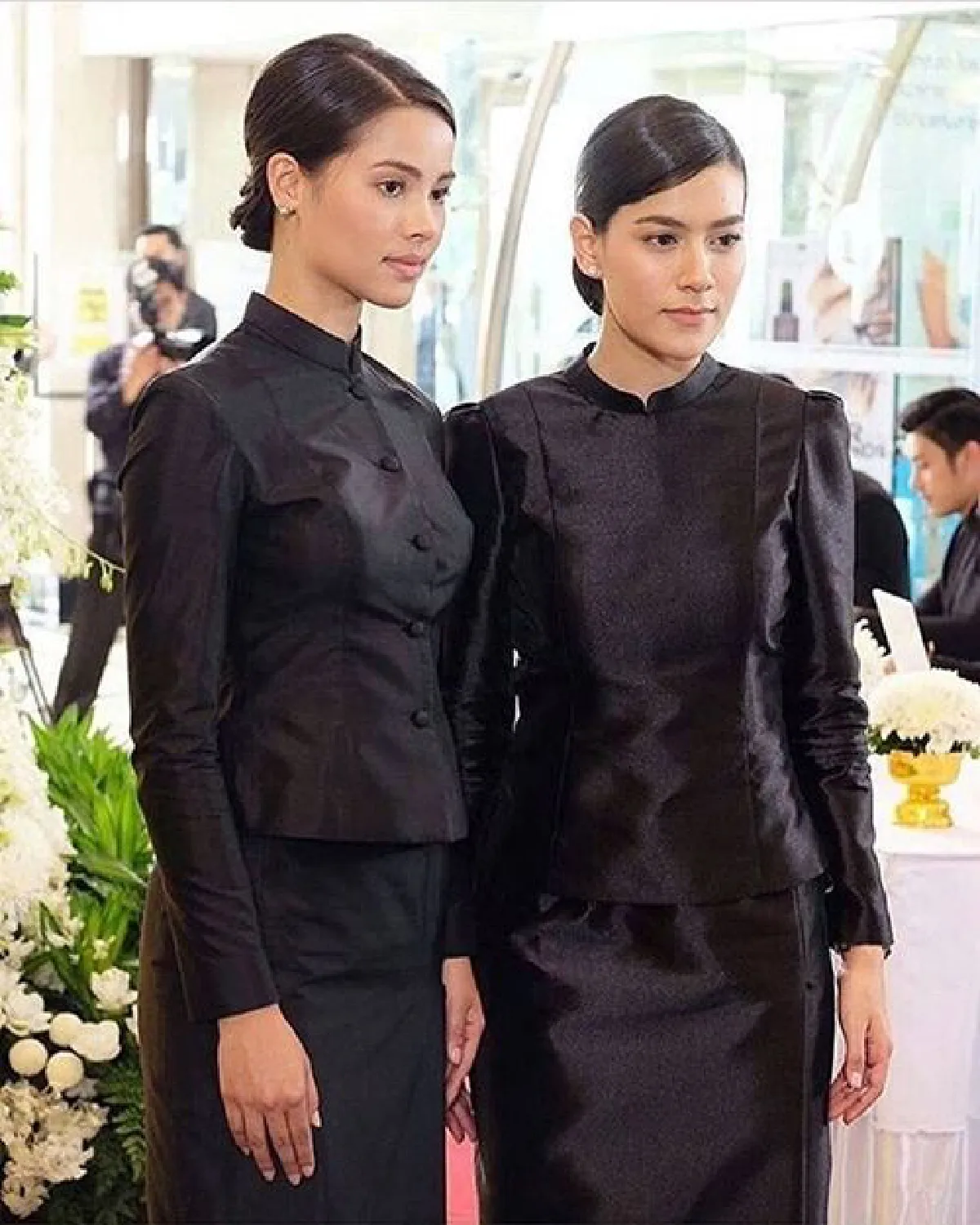 รวมภาพคนบันเทิงในชุดไทยจิตรลดา เพื่อน้อมถวายอาลัย