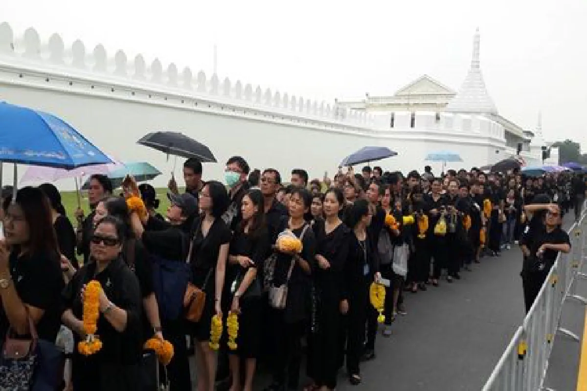 ประชาชนเข้าสักการะพระบรมฉายาลักษณ์ในหลวงร.9เนืองแน่น