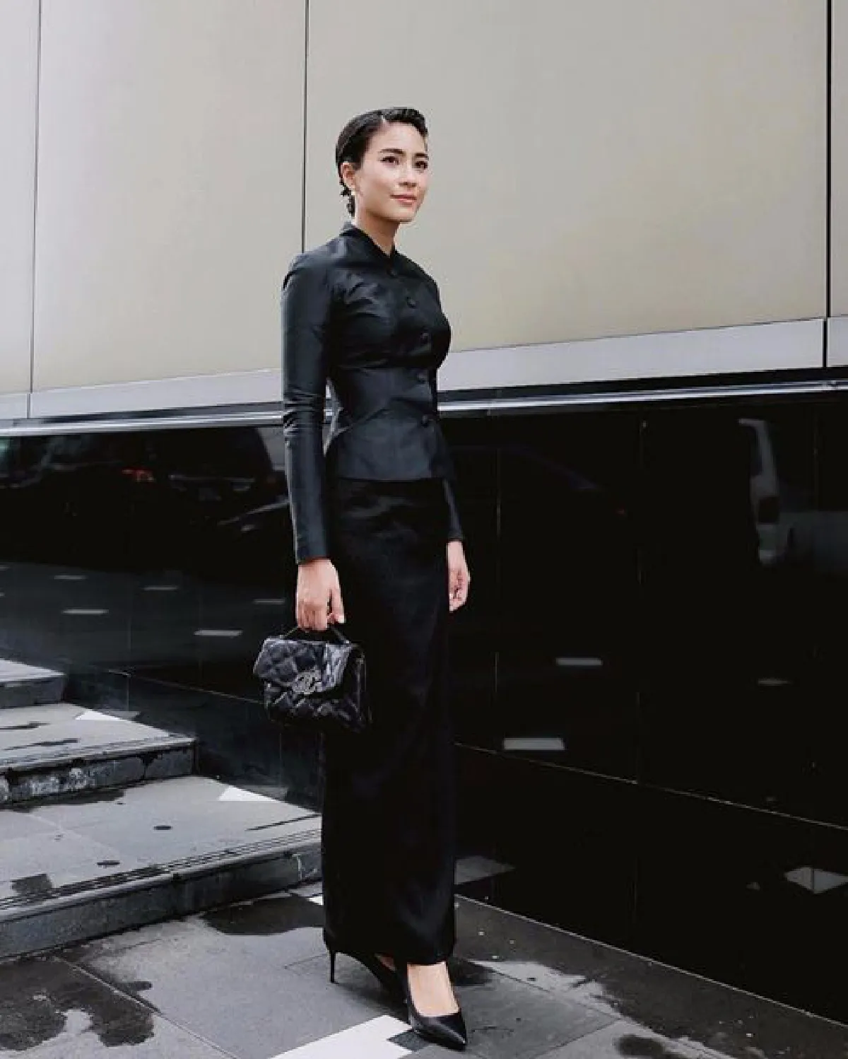 รวมภาพคนบันเทิงในชุดไทยจิตรลดา เพื่อน้อมถวายอาลัย