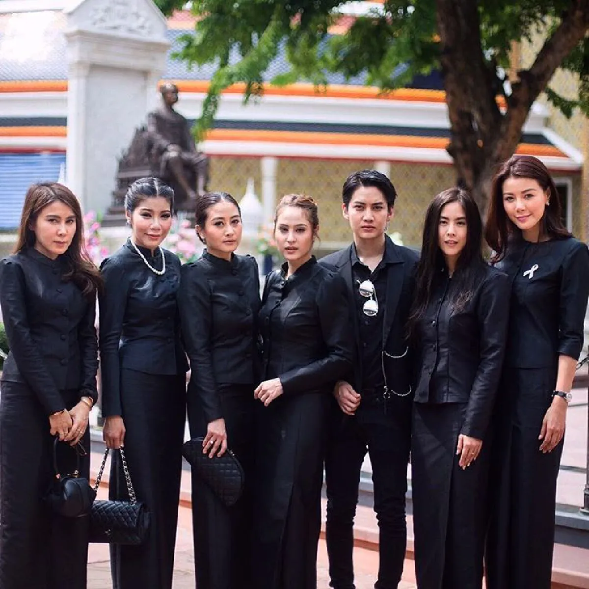 รวมภาพคนบันเทิงในชุดไทยจิตรลดา เพื่อน้อมถวายอาลัย