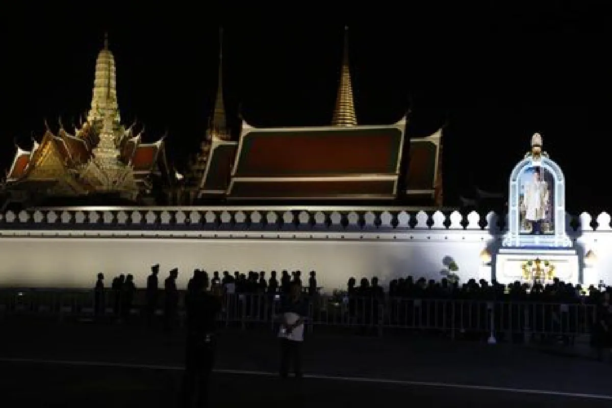 ร่วมถวายดอกไม้สักการะ วันแรกหน้าพระบรมมหาราชวังเนืองแน่นแม้ฝนตก