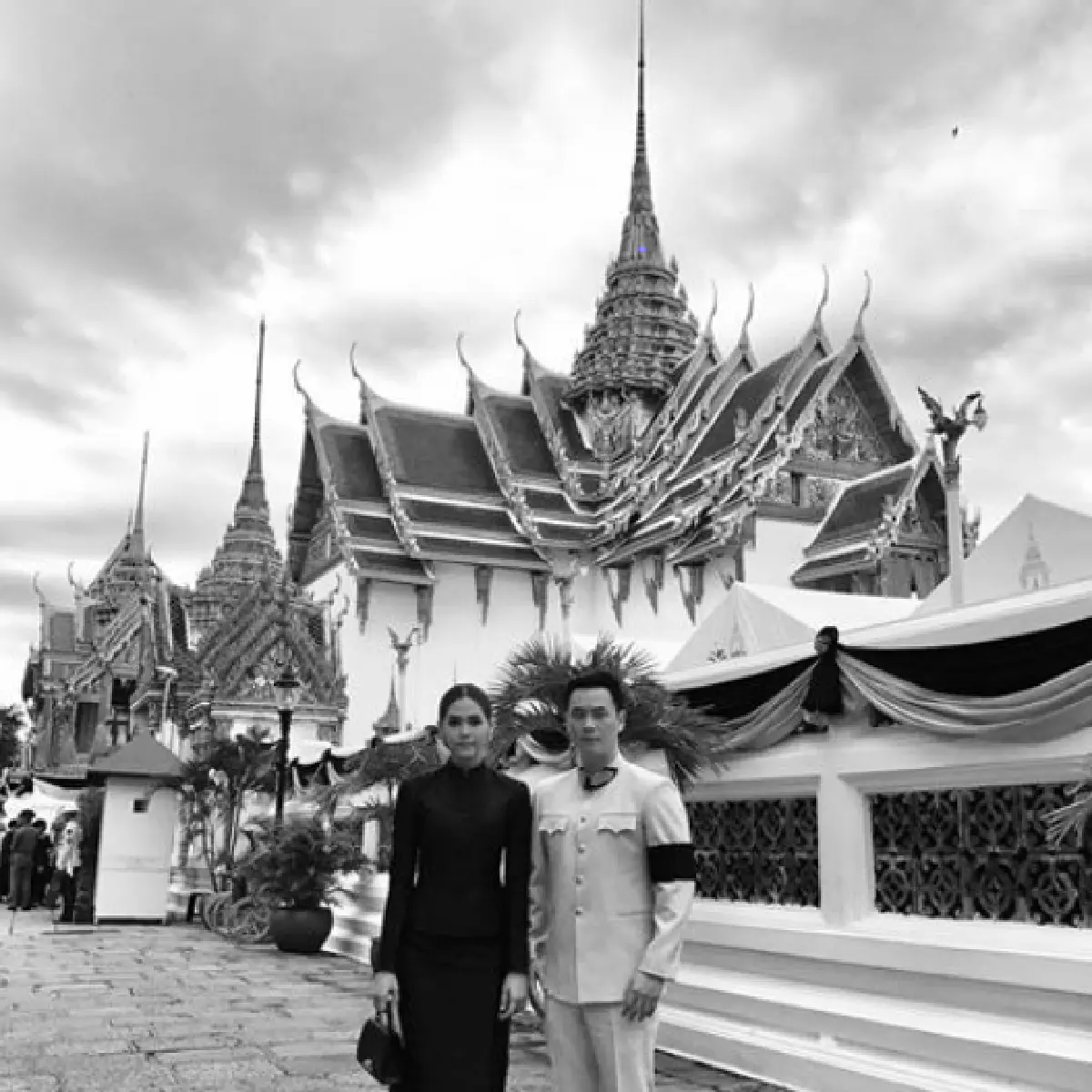 รวมภาพคนบันเทิงในชุดไทยจิตรลดา เพื่อน้อมถวายอาลัย