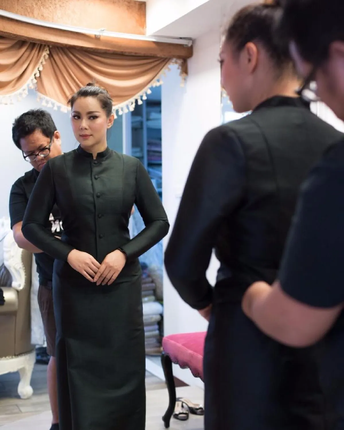 รวมภาพคนบันเทิงในชุดไทยจิตรลดา เพื่อน้อมถวายอาลัย