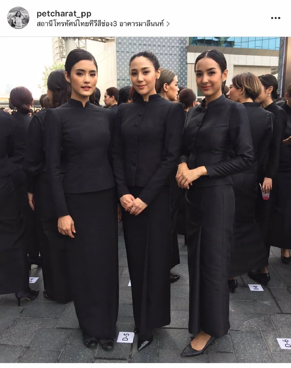 รวมภาพคนบันเทิงในชุดไทยจิตรลดา เพื่อน้อมถวายอาลัย