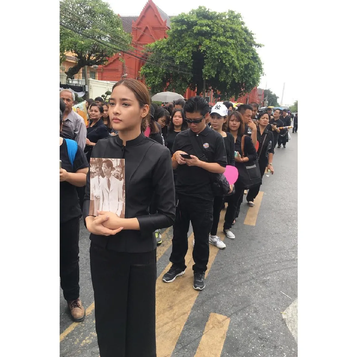 รวมภาพคนบันเทิงในชุดไทยจิตรลดา เพื่อน้อมถวายอาลัย