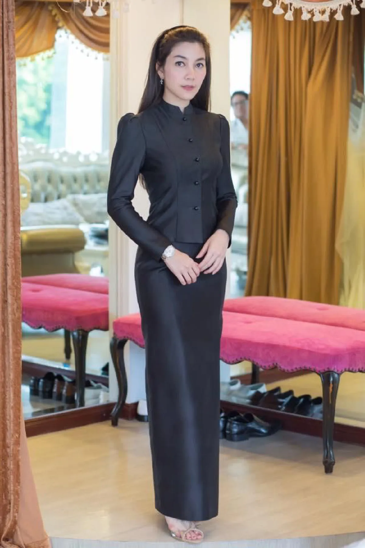 รวมภาพคนบันเทิงในชุดไทยจิตรลดา เพื่อน้อมถวายอาลัย