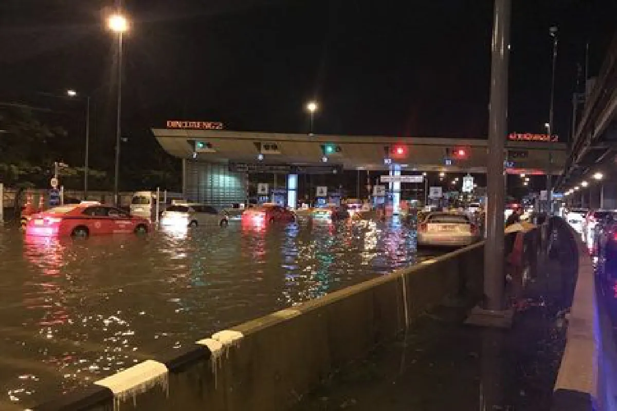 กทม.อ่วม!ฝนถล่ม ถนนเกือบทุกสายน้ำท่วม