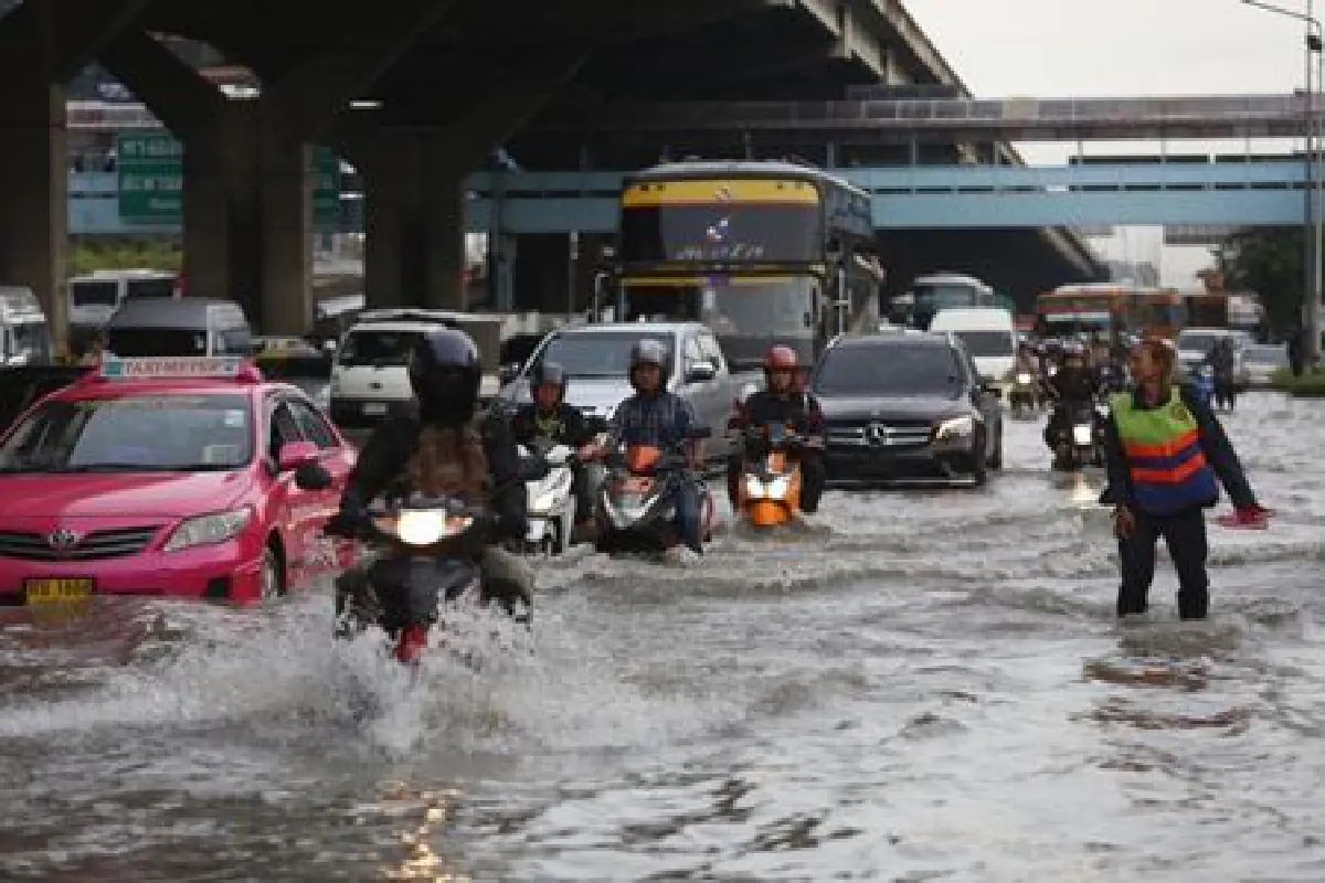 กทม.อ่วม!ฝนถล่ม ถนนเกือบทุกสายน้ำท่วม