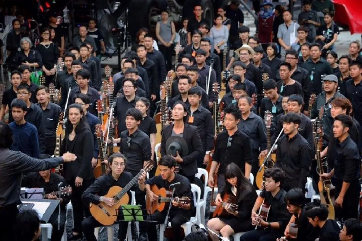 นักกีตาร์รวมใจเล่น "เพลงพระราชนิพนธ์ สายฝน" เพื่อพ่อหลวง