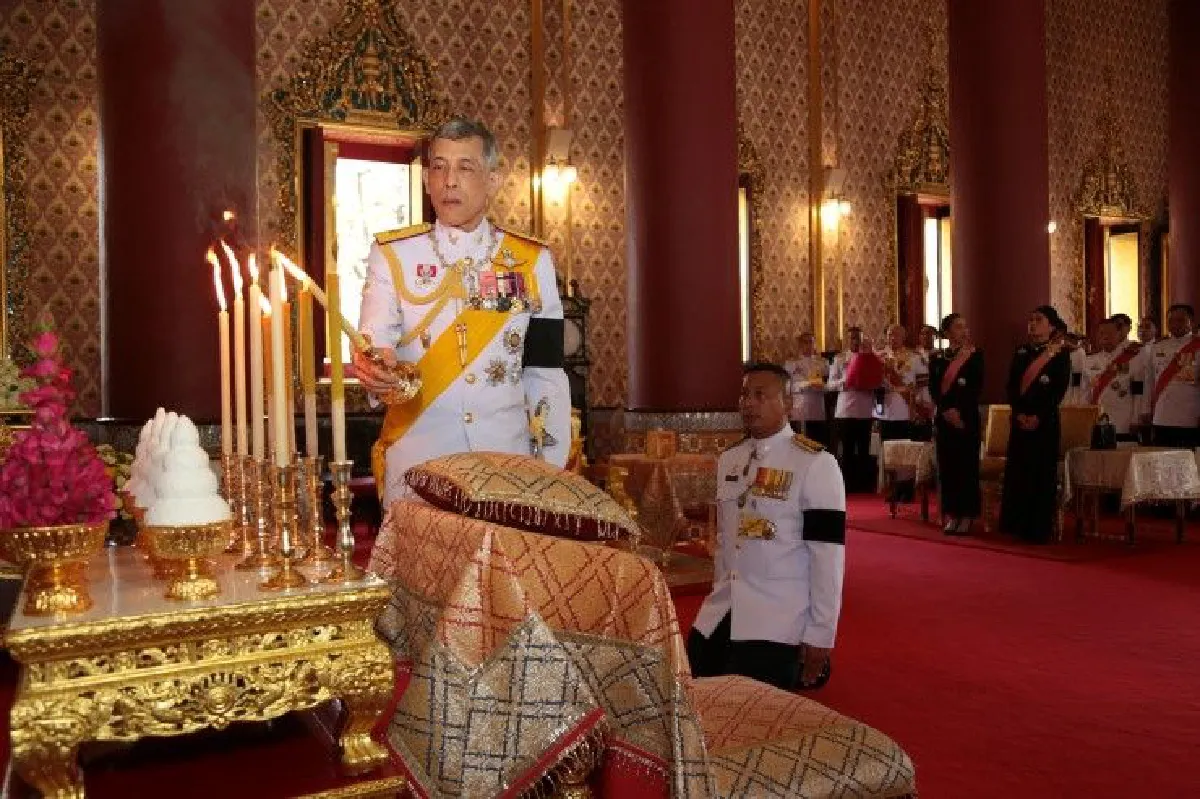 สมเด็จพระเจ้าอยู่หัวเสด็จฯถวายผ้าพระกฐิน วัดเทพศิรินทราวาส