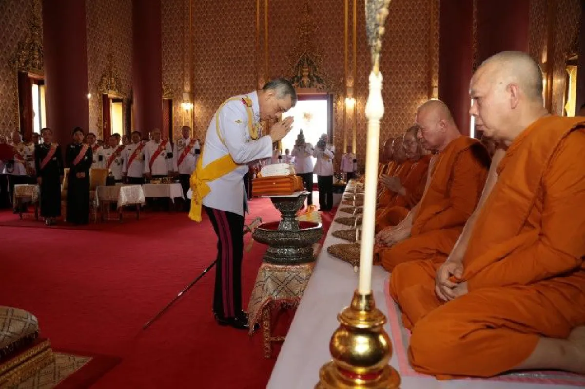 สมเด็จพระเจ้าอยู่หัวเสด็จฯถวายผ้าพระกฐิน วัดเทพศิรินทราวาส