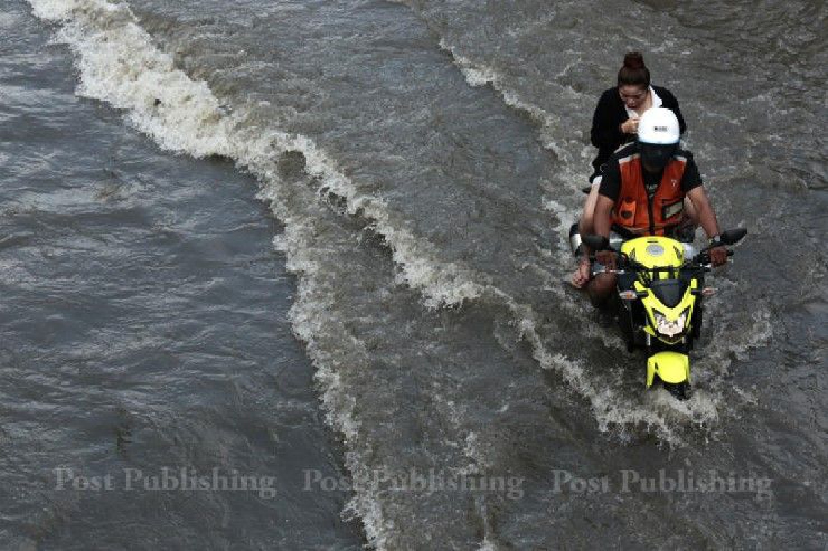 ผู้ว่าฯเตือนชาวกรุงวางแผนเดินทางหลังอุตุฯคาดค่ำนี้ฝนตกหนัก ผู้ว่าฯเตือนชาวกรุงวางแผนเดินทางหลังอุตุฯคาดค่ำนี้ฝนตกหนัก