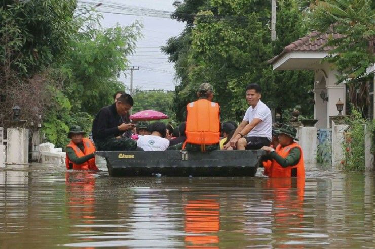 ประวิตรสั่งทหารระดมกำลังช่วยประชาชนเจอภัยน้ำท่วม ประวิตรสั่งทหารระดมกำลังช่วยประชาชนเจอภัยน้ำท่วม