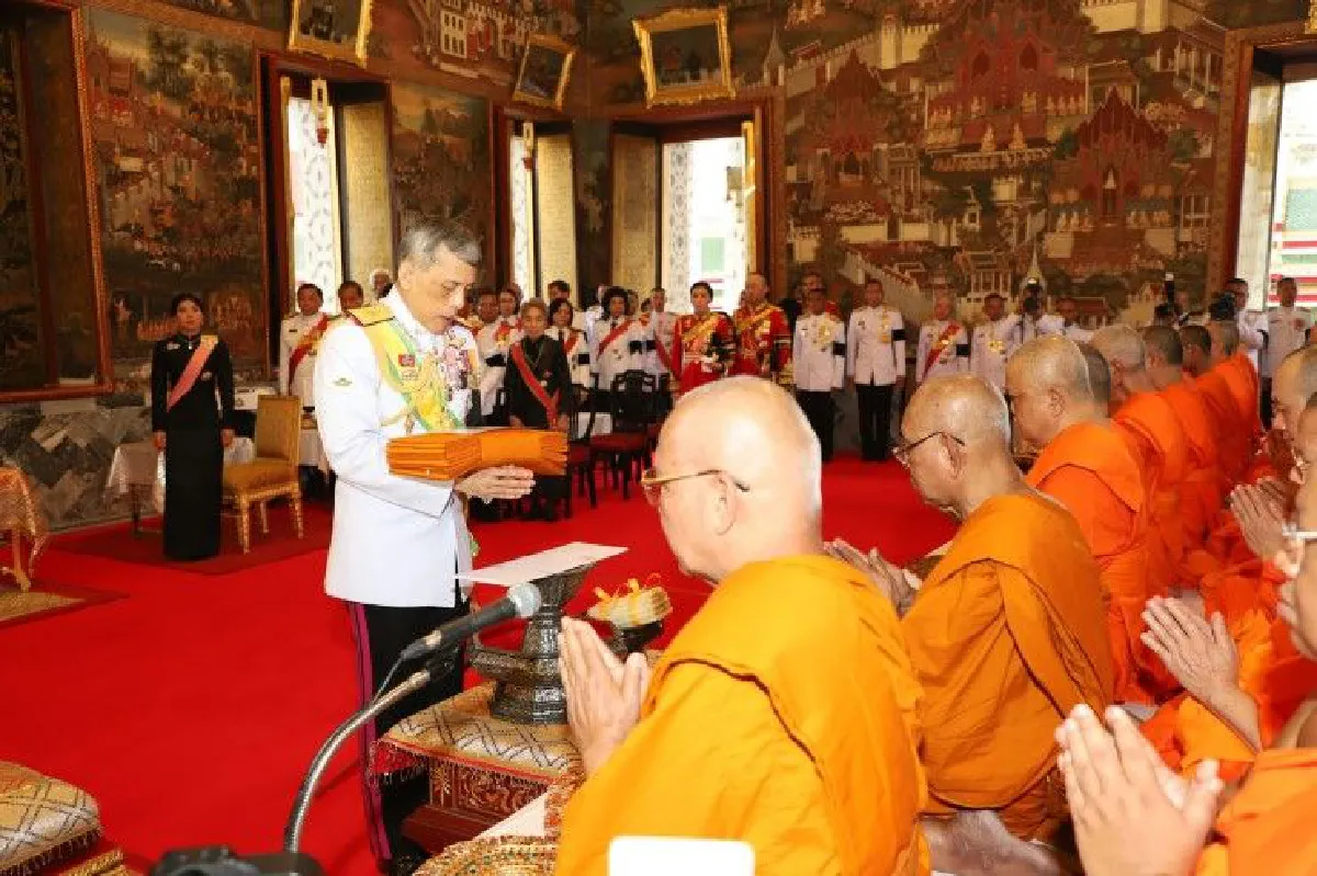 สมเด็จพระเจ้าอยู่หัวเสด็จทรงบำเพ็ญพระราชกุศลถวายผ้าพระกฐิน