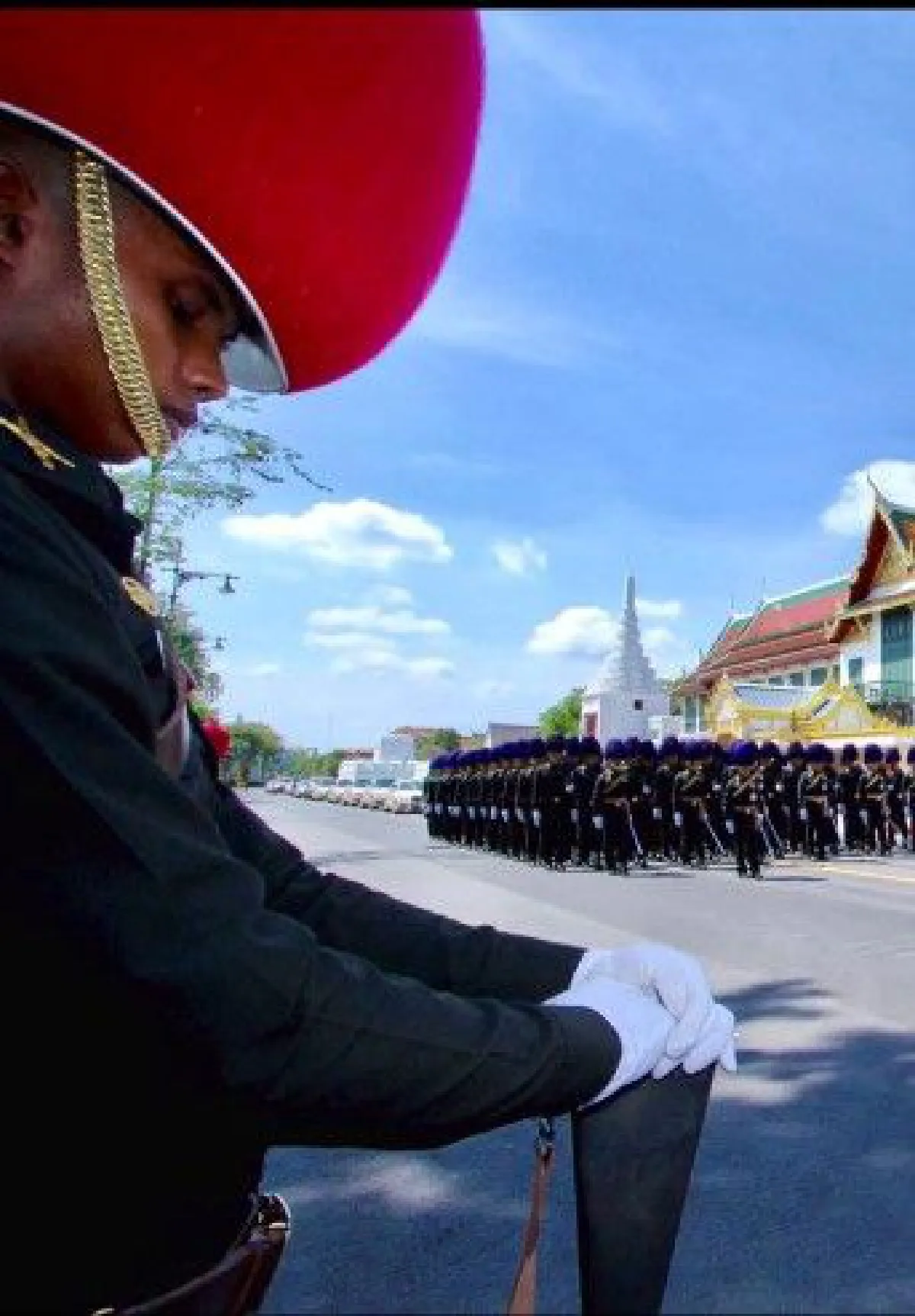 เหตุผลที่ทหารต้องยืนก้มหน้า ตลอดเส้นทางริ้วขบวนพระบรมศพฯ