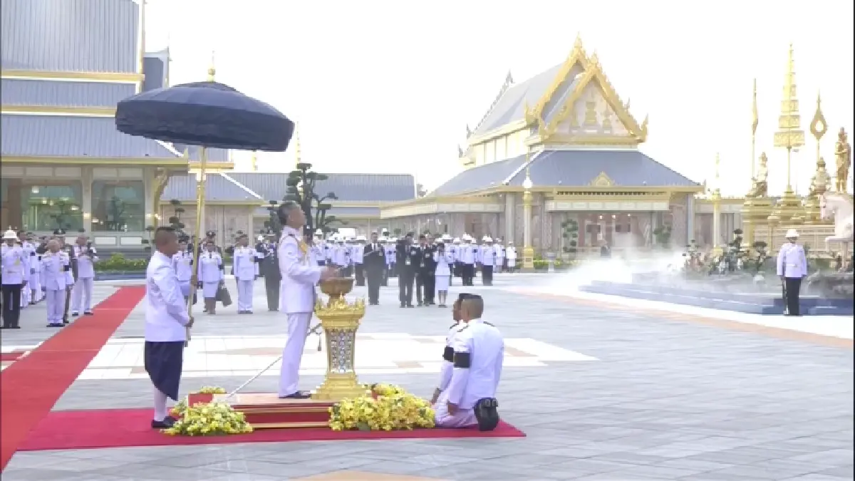 สมเด็จพระเจ้าอยู่หัวเสด็จฯยก"นพปฎลมหาเศวตฉัตร"ยอดพระเมรุมาศ