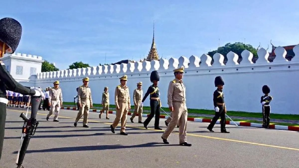 เหตุผลที่ทหารต้องยืนก้มหน้า ตลอดเส้นทางริ้วขบวนพระบรมศพฯ