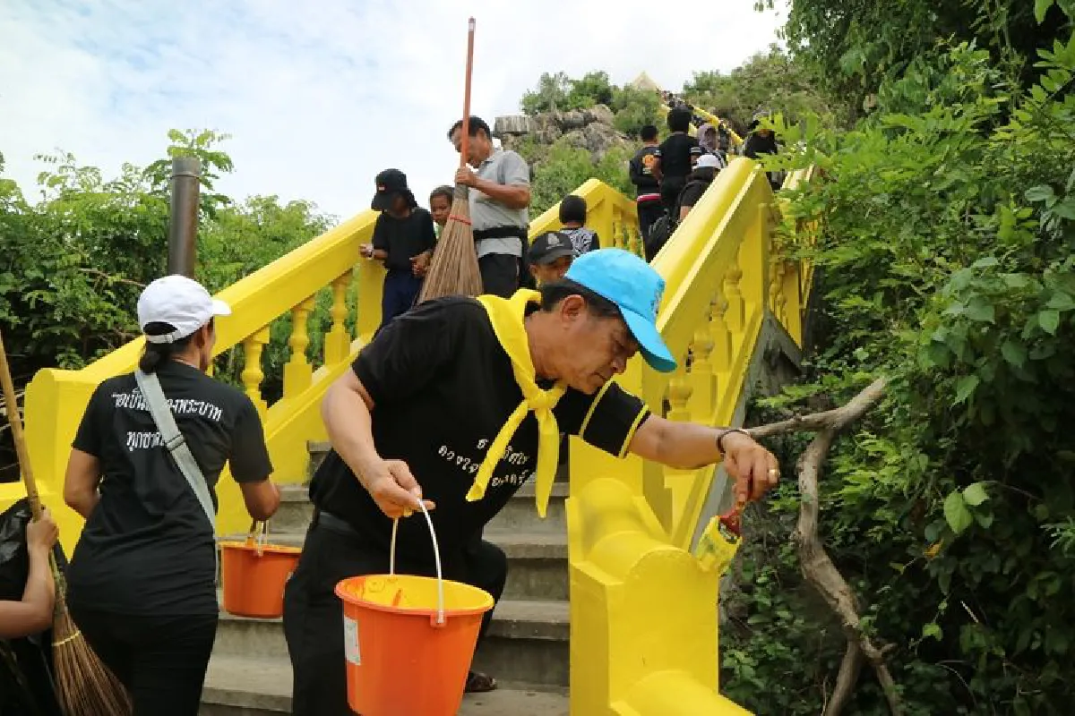 กลุ่มจิตอาสาประจวบฯล้าง-ทาสีบันไดเขาช่องกระจกใหม่