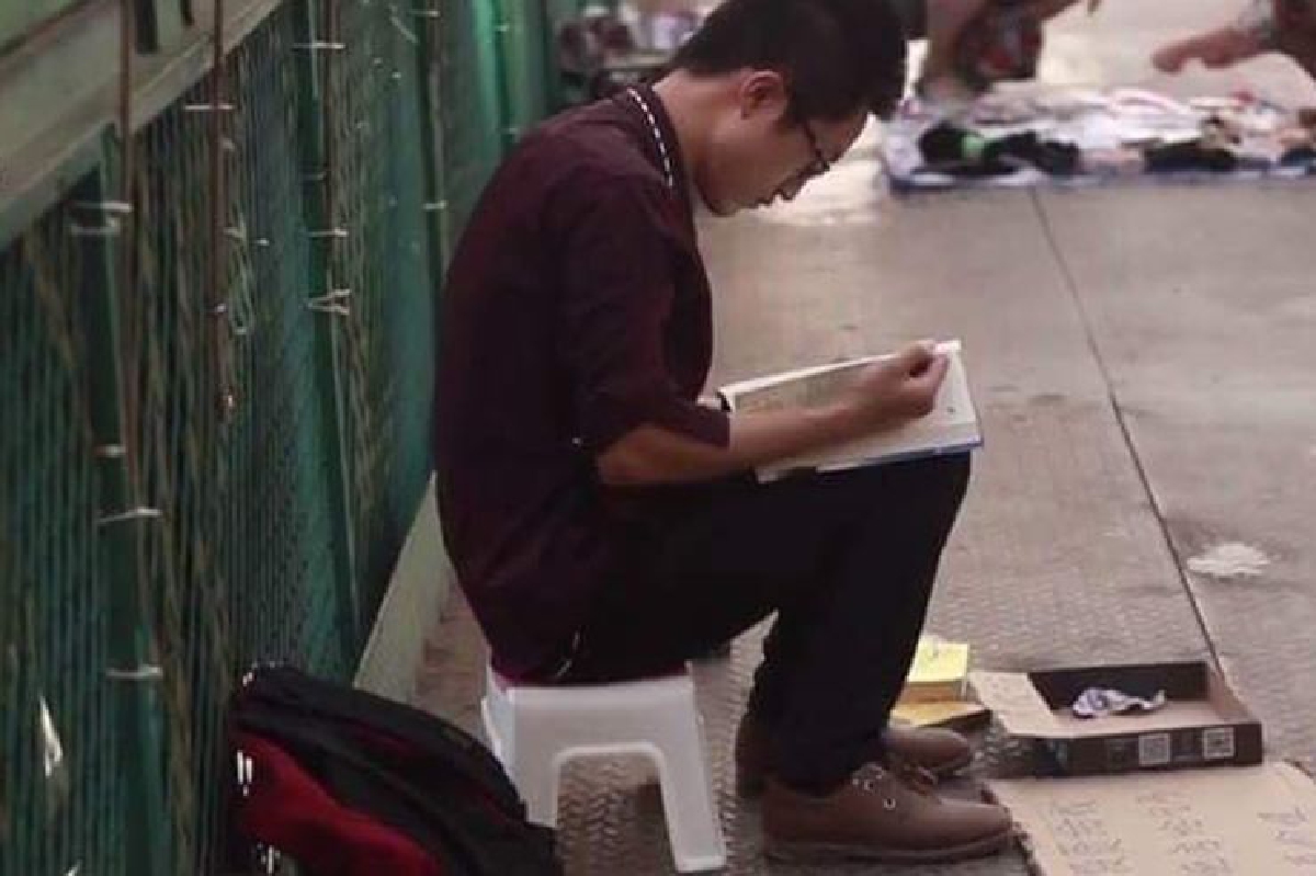 นักศึกษาจบใหม่จีนนั่งขอเงิน อ้างดีกว่าให้ขอทาน-หากประสบความสำเร็จจะคืนให้ นักศึกษาจบใหม่จีนนั่งขอเงิน อ้างดีกว่าให้ขอทาน-หากประสบความสำเร็จจะคืนให้