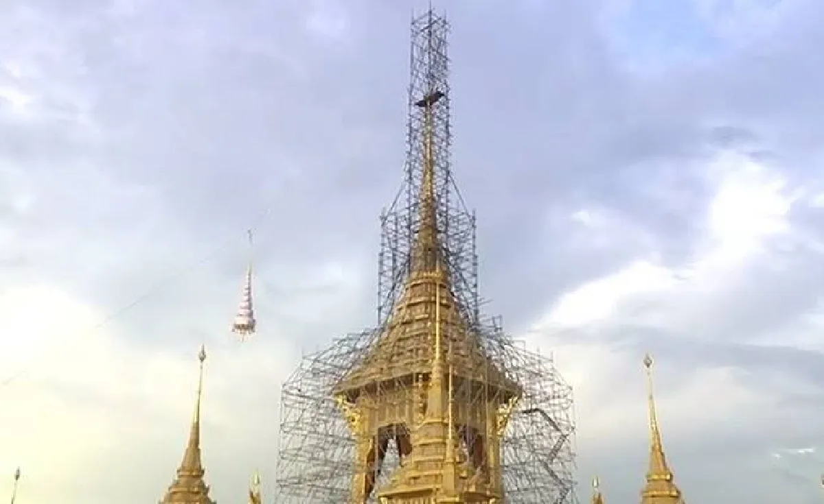 สมเด็จพระเจ้าอยู่หัวเสด็จฯยก"นพปฎลมหาเศวตฉัตร"ยอดพระเมรุมาศ