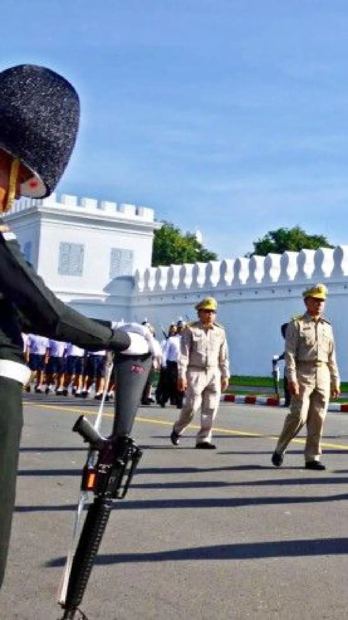 เหตุผลที่ทหารต้องยืนก้มหน้า ตลอดเส้นทางริ้วขบวนพระบรมศพฯ