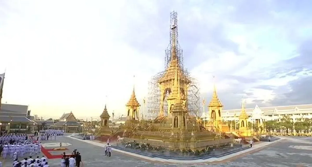 สมเด็จพระเจ้าอยู่หัวเสด็จฯยก"นพปฎลมหาเศวตฉัตร"ยอดพระเมรุมาศ