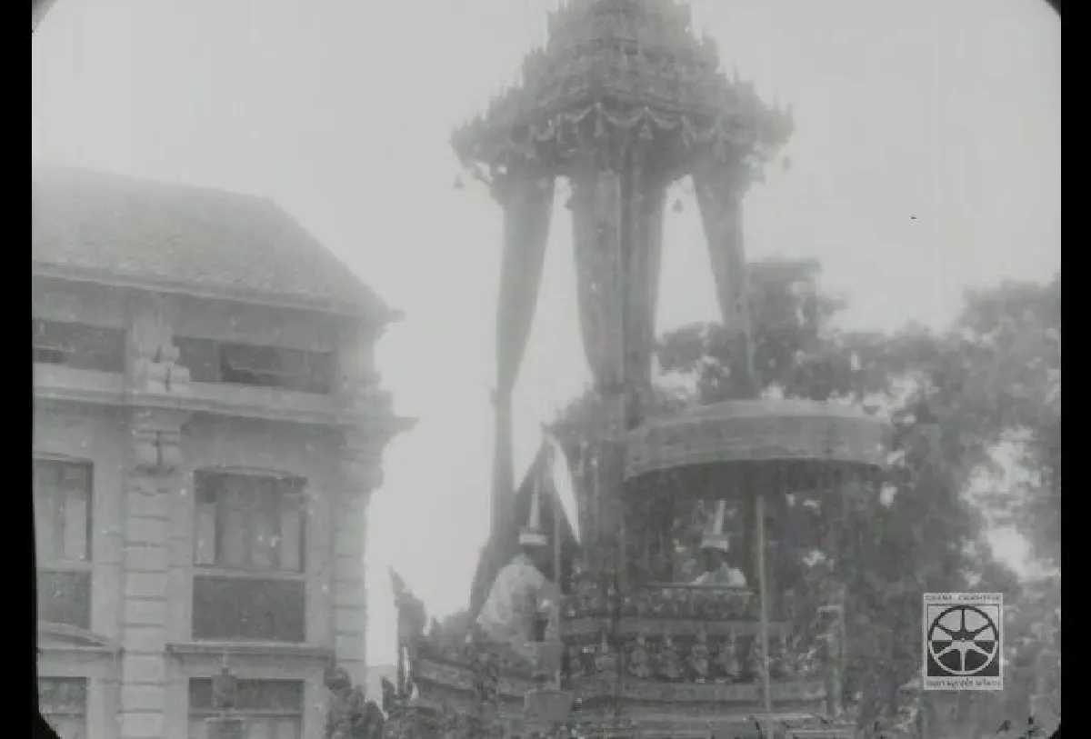 คลิปหาชมยาก!พระราชพิธีถวายพระเพลิงพระบรมศพรัชกาลที่6