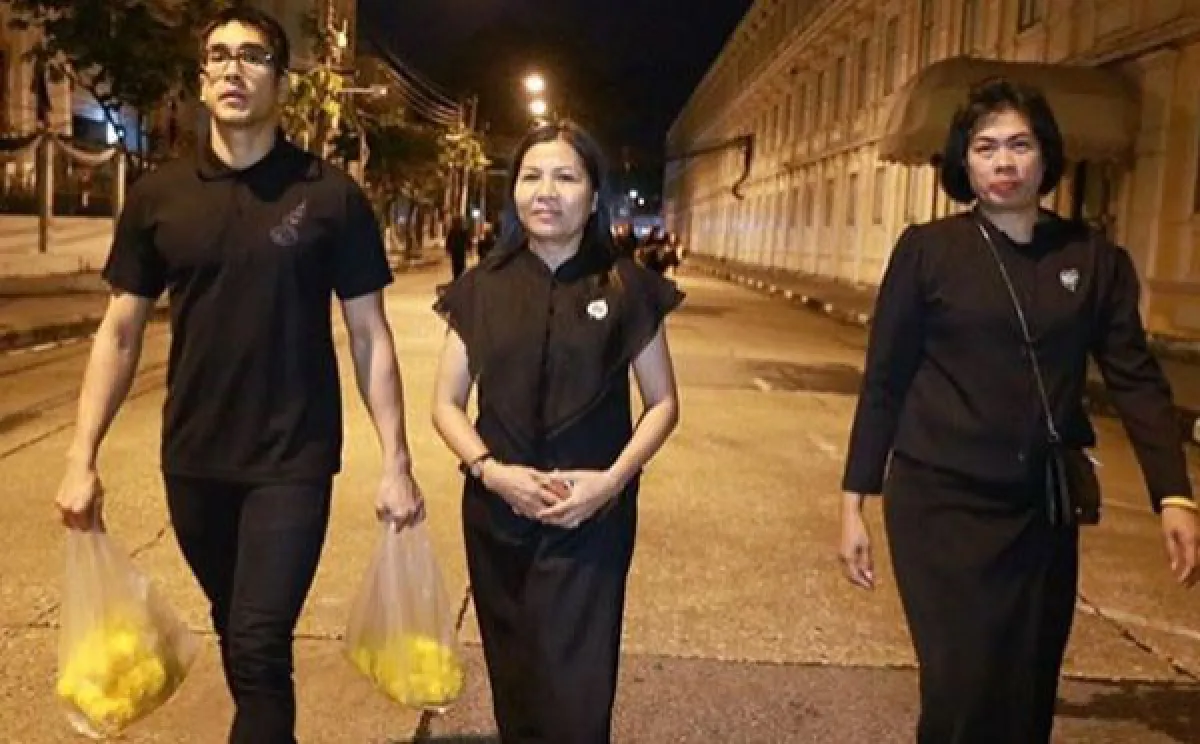 ณเดชน์ นำพวงมาลัยดาวเรือง กราบพระบรมฉายาลักษณ์ในหลวง ร.9