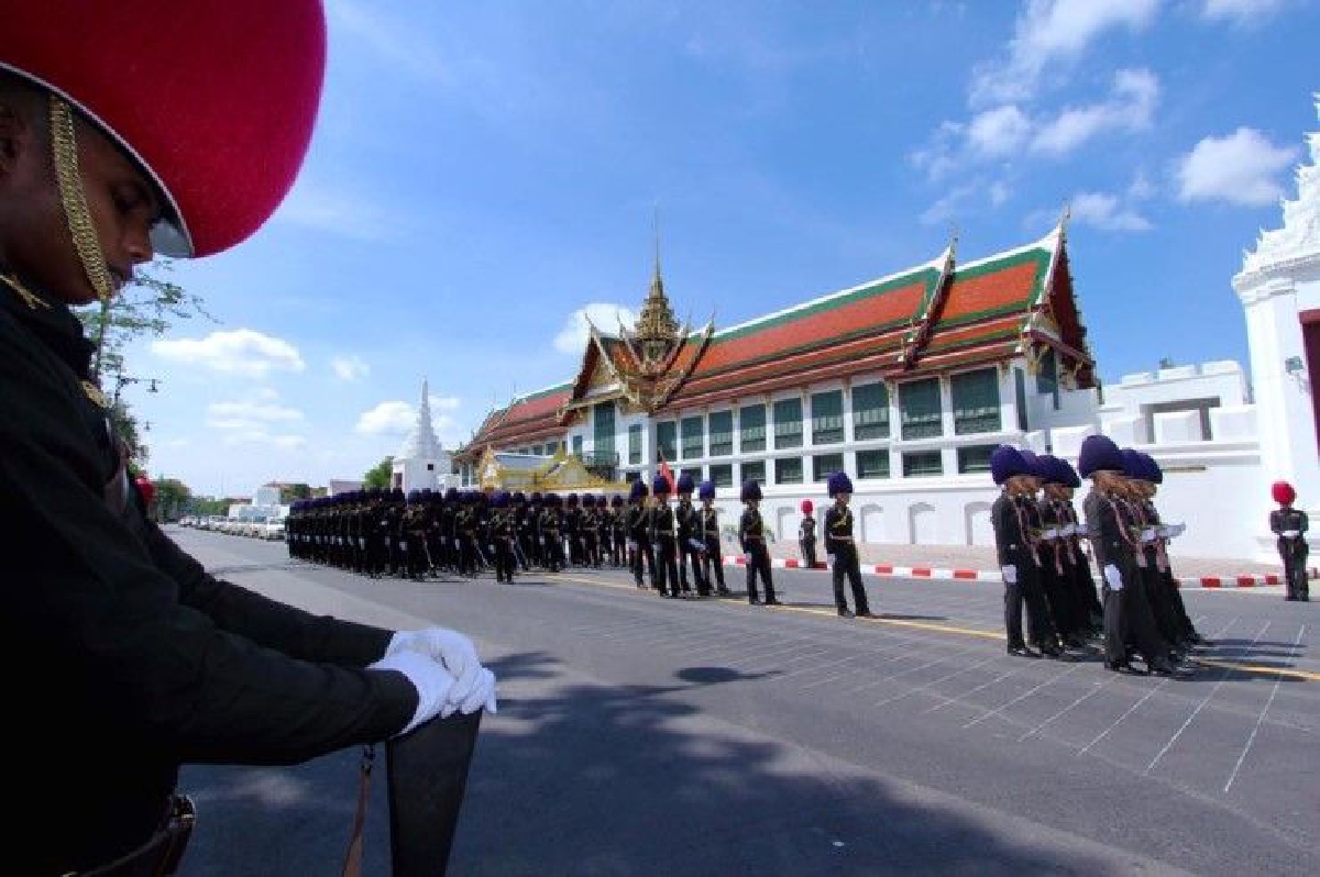 เหตุผลที่ทหารต้องยืนก้มหน้า ตลอดเส้นทางริ้วขบวนพระบรมศพฯ เหตุผลที่ทหารต้องยืนก้มหน้า ตลอดเส้นทางริ้วขบวนพระบรมศพฯ