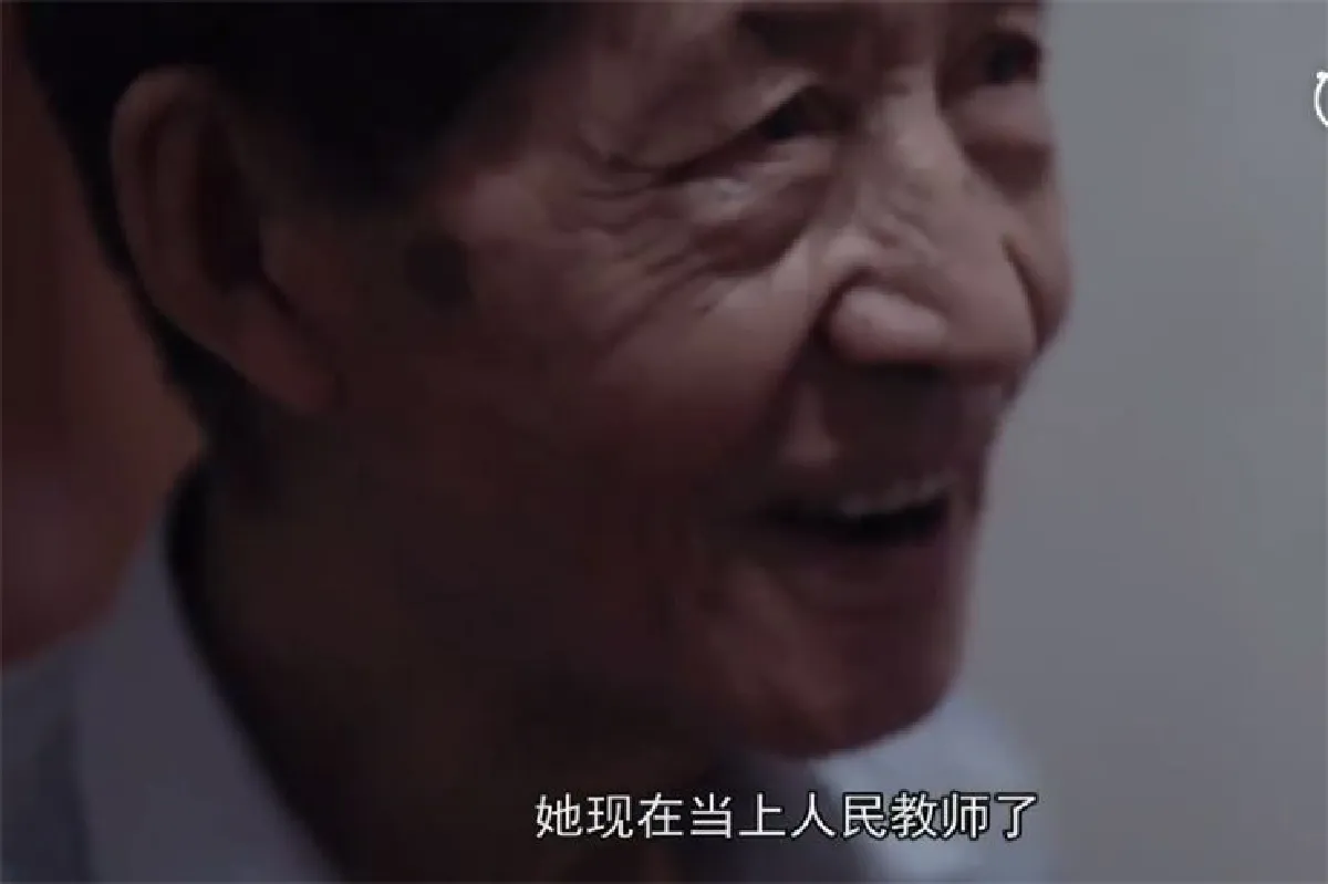 เรือจ้างที่ไม่มีวันจม…อดีตครูจีนวัย 85 เก็บขยะหาทุนให้เด็กยากไร้