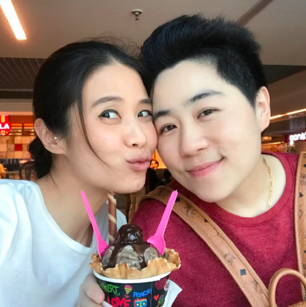 เพศเดียวกันไม่ใช่ปัญหา..เปิดคู่รักคนบันเทิง “หญิงรักหญิง"
