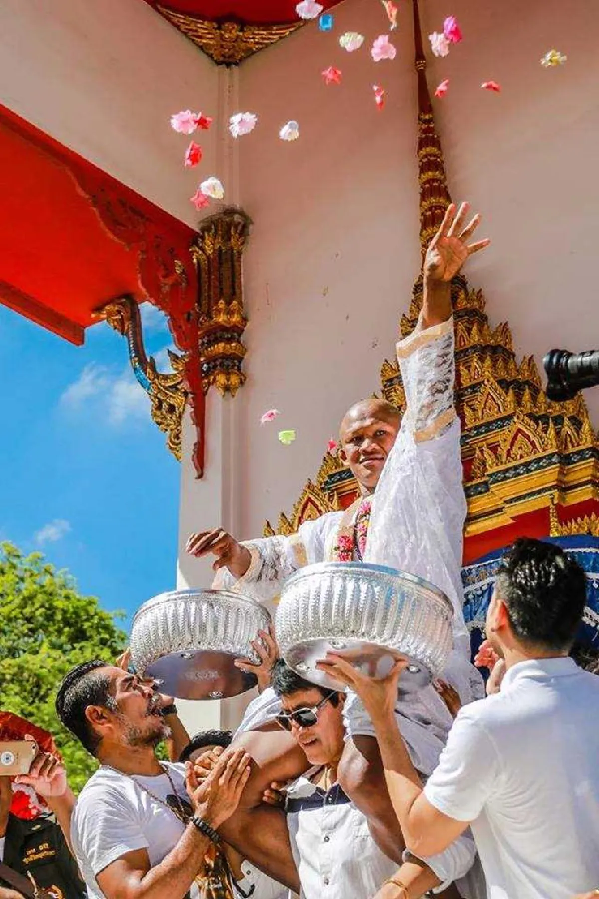 "บัวขาว" บวชถวายเป็นพระราชกุศลรัชกาลที่ 9