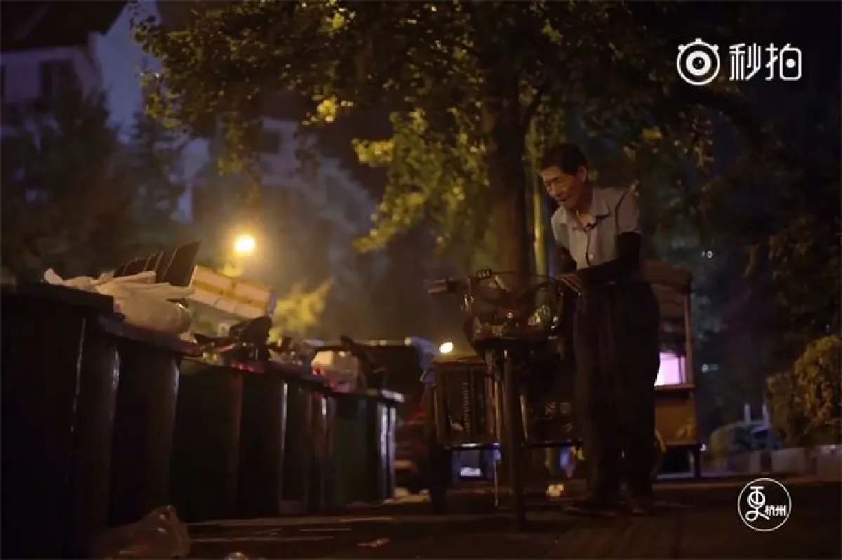 เรือจ้างที่ไม่มีวันจม…อดีตครูจีนวัย 85 เก็บขยะหาทุนให้เด็กยากไร้