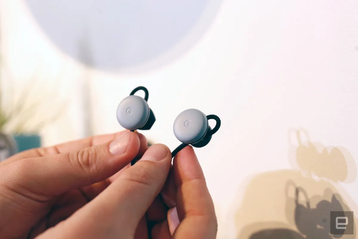 กูเกิลปล่อย หูฟังนักแปลอัจฉริยะ “Pixel Buds” ลดกำแพงกั้นระหว่างภาษา