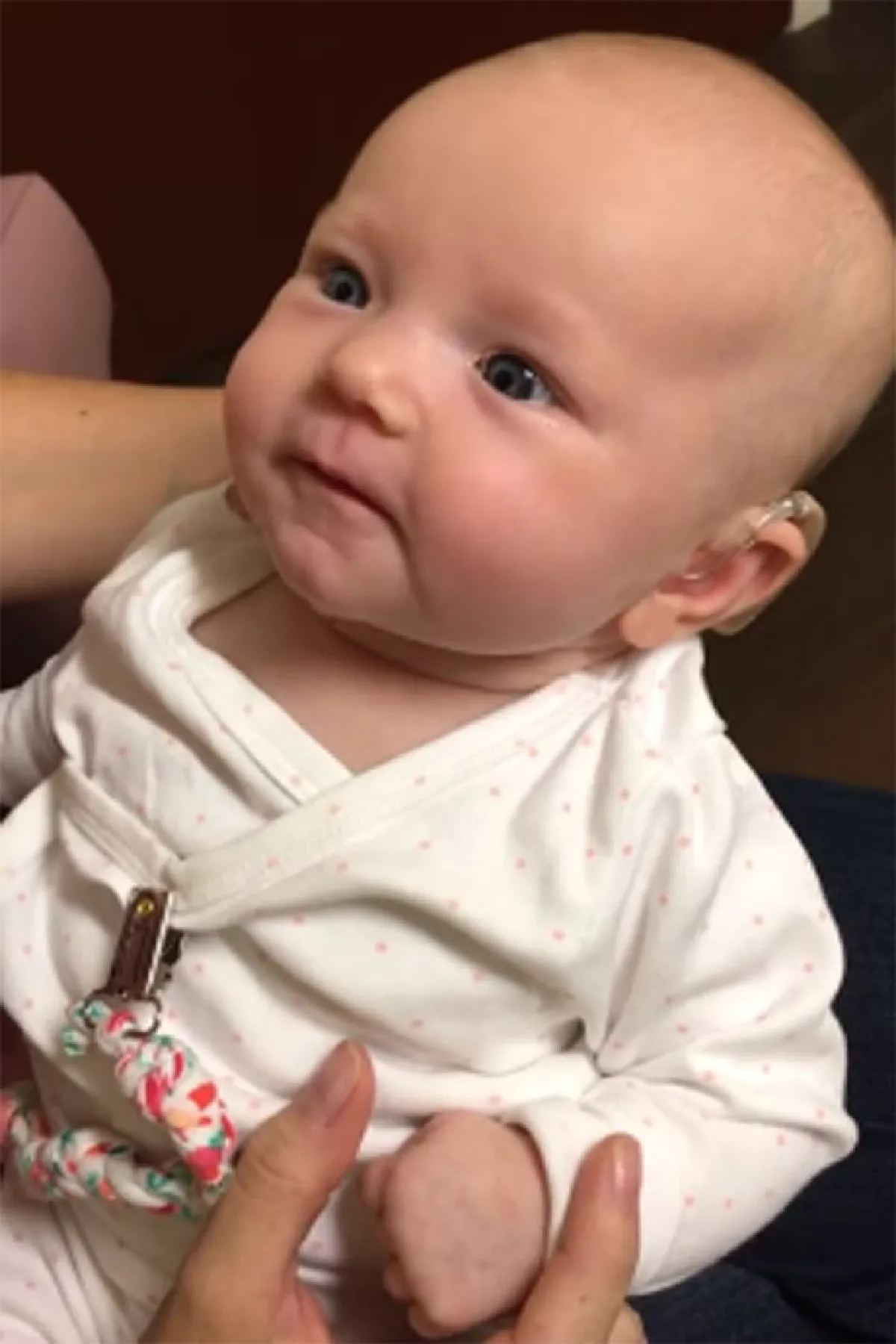 วินาทีสุดซึ้ง! ปฏิกิริยาของทารกน้อยหูหนวกที่ได้ยินคำบอกรักจากแม่ครั้งแรก