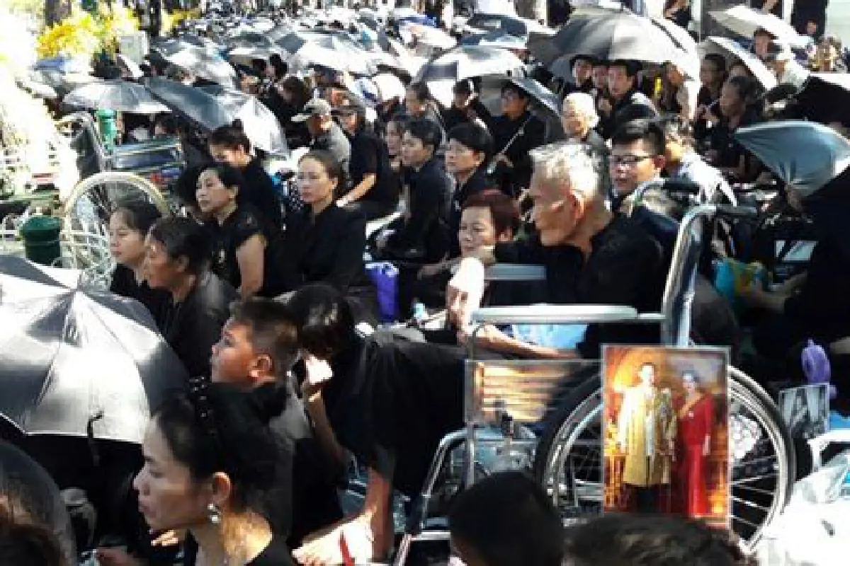 ประชาชนเนืองแน่นชมซ้อมใหญ่ริ้วขบวนพระบรมราชอิสริยยศ