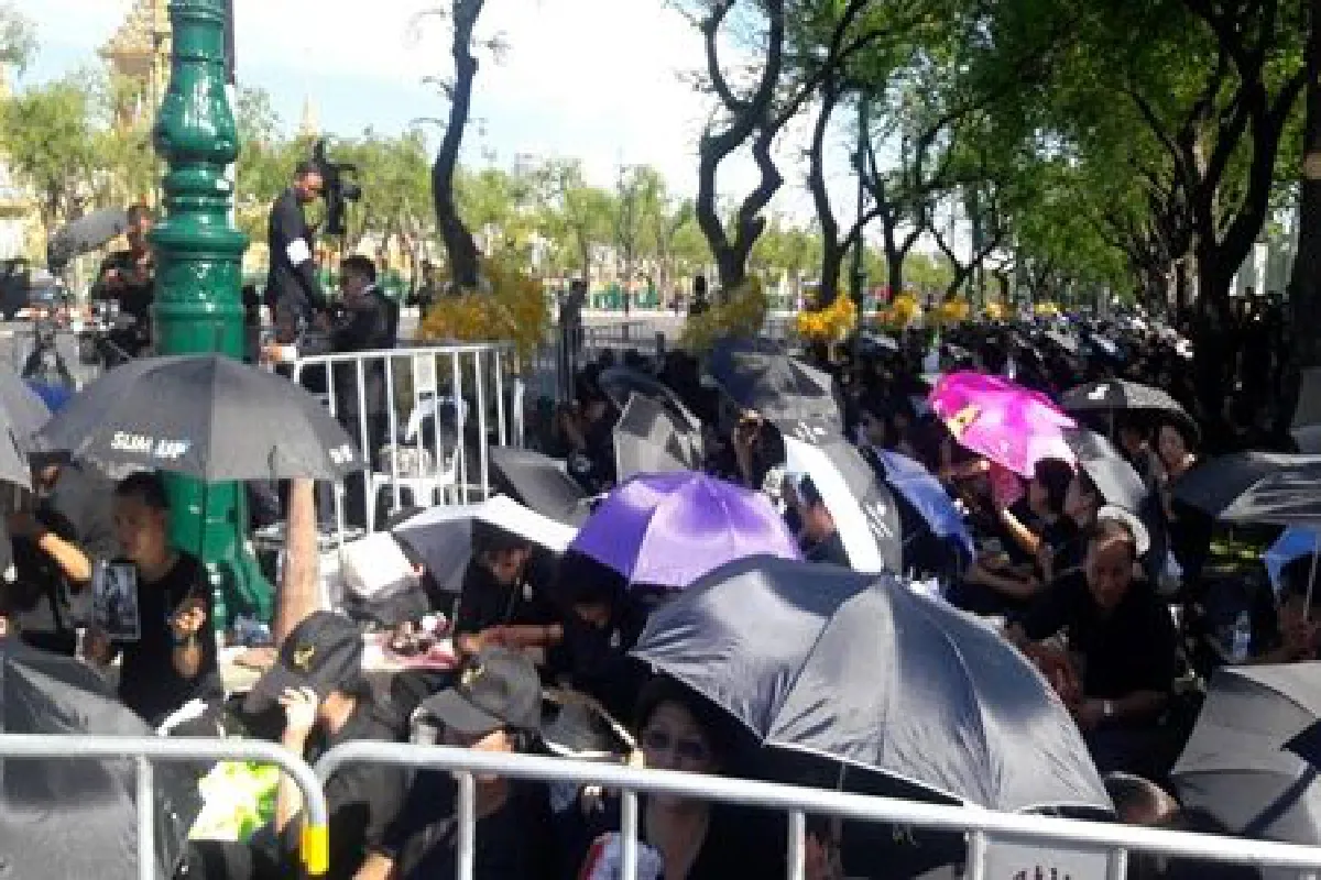 ประชาชนเนืองแน่นชมซ้อมใหญ่ริ้วขบวนพระบรมราชอิสริยยศ