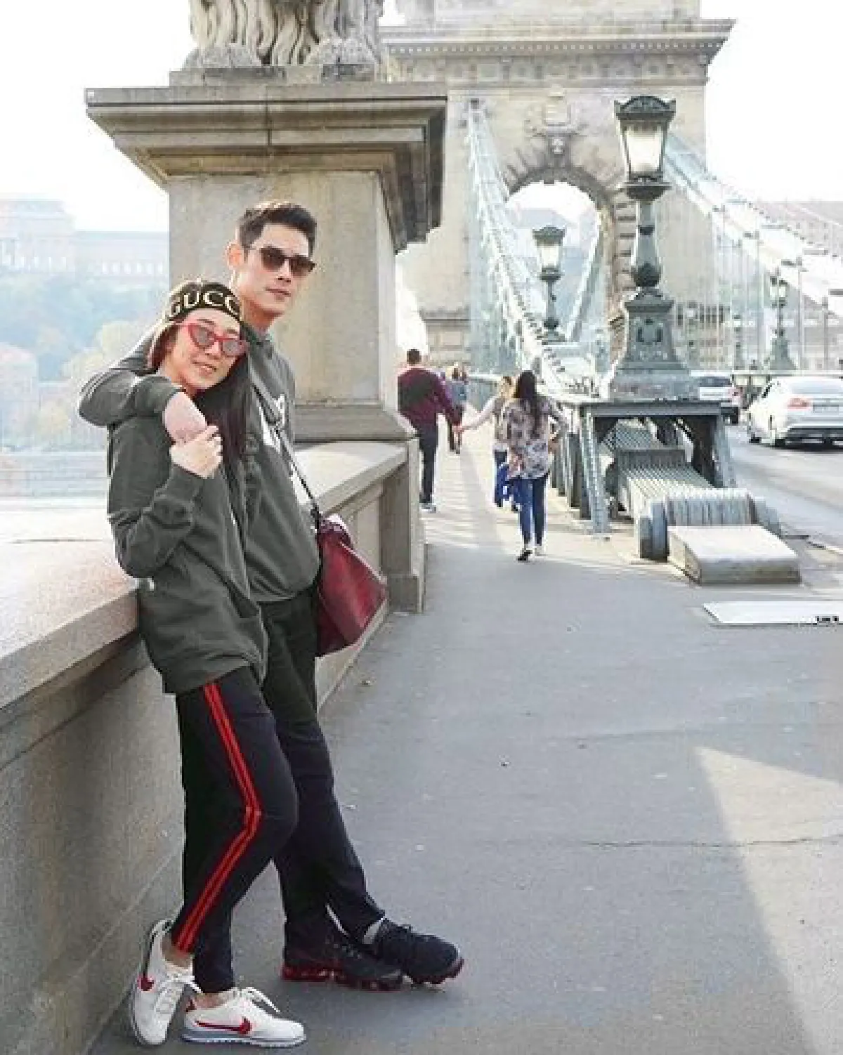 "พลอย" แฟนกันต์ขอโทษ หลังชาวเน็ตดราม่าข้อหาใส่เสื้อแดงเที่ยวเมืองนอก บอกรักพ่อเหมือนกัน