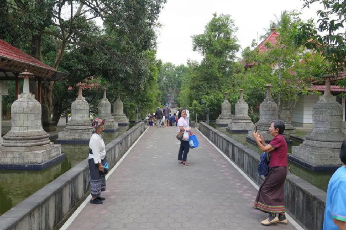 ขี่การุดาไปไหว้บุโรพุทโธ ที่อินโดนีเซีย กับ อ.ยุพา (2)