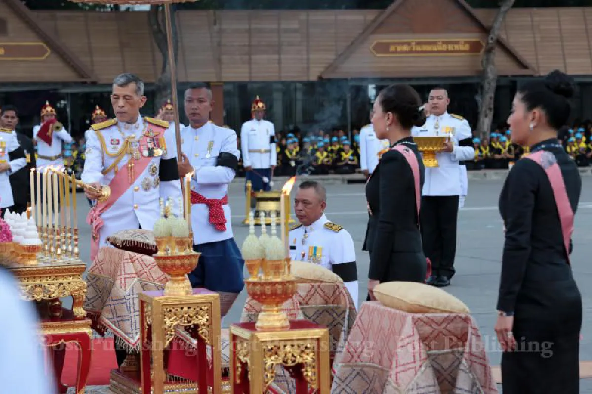 ร.10เสด็จฯทรงวางพวงมาลาและบำเพ็ญพระราชกุศลในวันปิยมหาราช