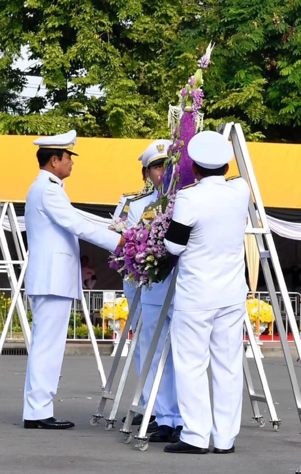 นายกฯพร้อมครม.-ผบ.เหล่าทัพวางพวงมาลาเนื่องในวันปิยมหาราช