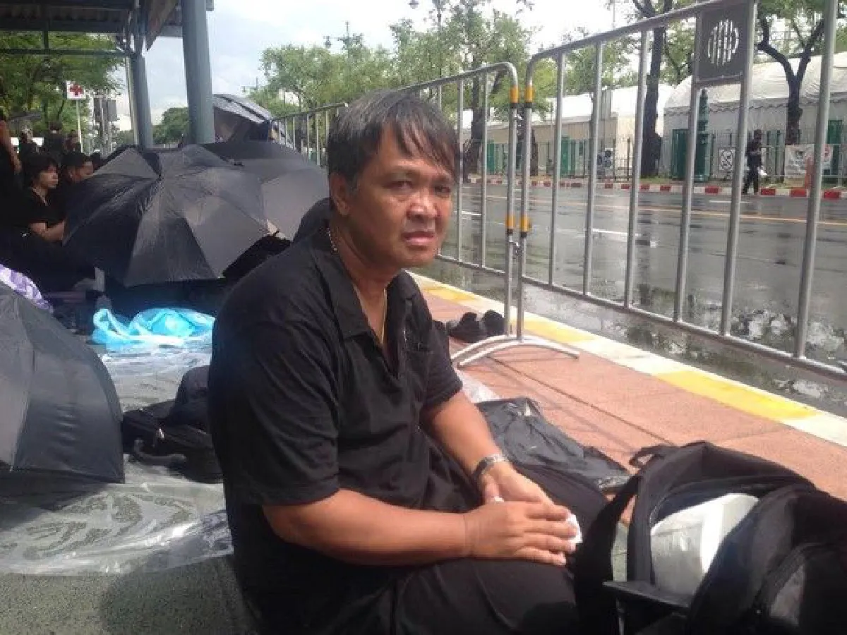 "ฝนจะตกหนักก็ไม่หวั่น ขอส่งเสด็จเป็นครั้งสุดท้าย" พสกนิกรปักหลักรอเข้าร่วมพระราชพิธี