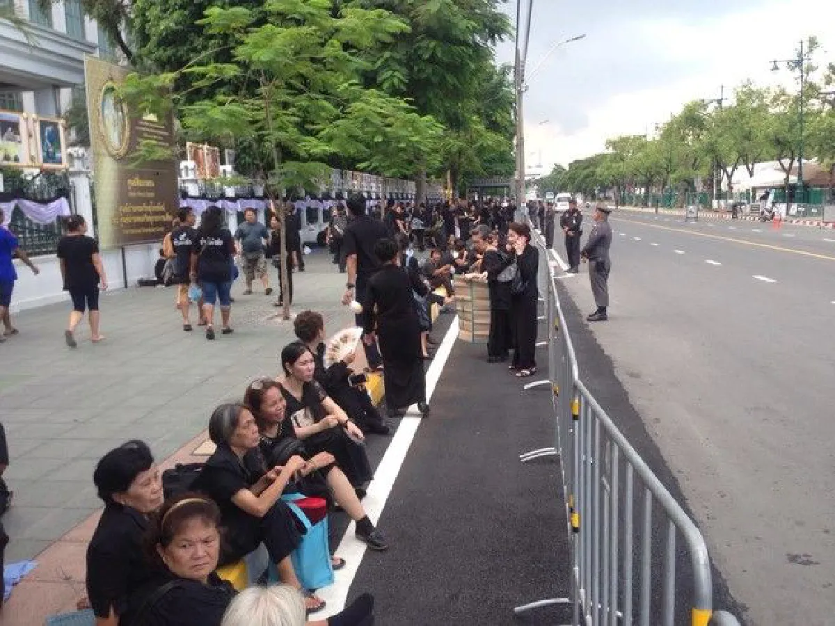 "ฝนจะตกหนักก็ไม่หวั่น ขอส่งเสด็จเป็นครั้งสุดท้าย" พสกนิกรปักหลักรอเข้าร่วมพระราชพิธี